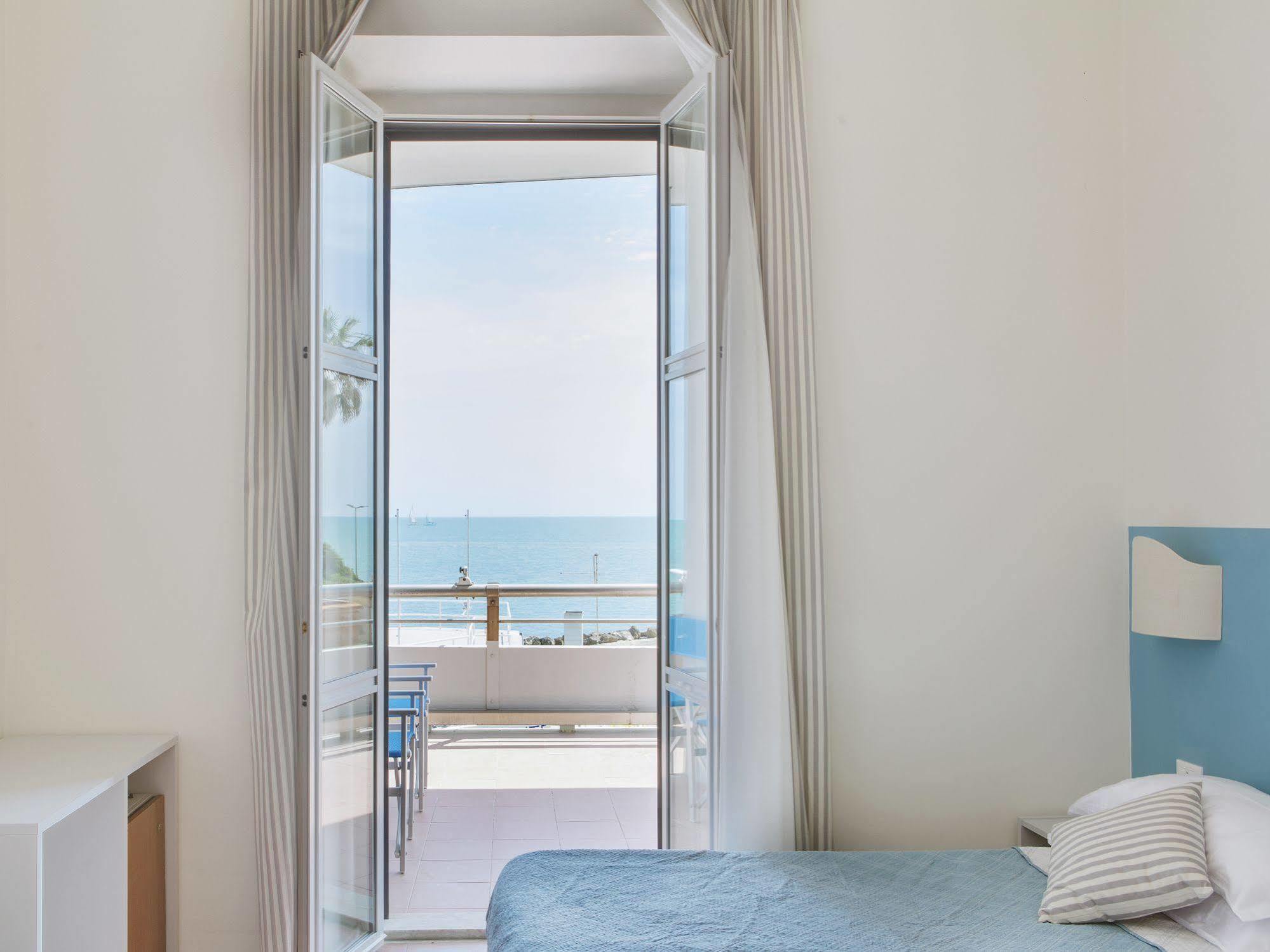 Hotel Riviera Άντζιο Εξωτερικό φωτογραφία